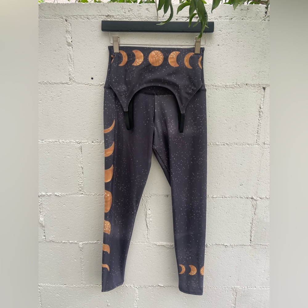 NWOT:Onzie High Rise Graphic Legging and Elastic Bra set, Moon Phase print, S/M